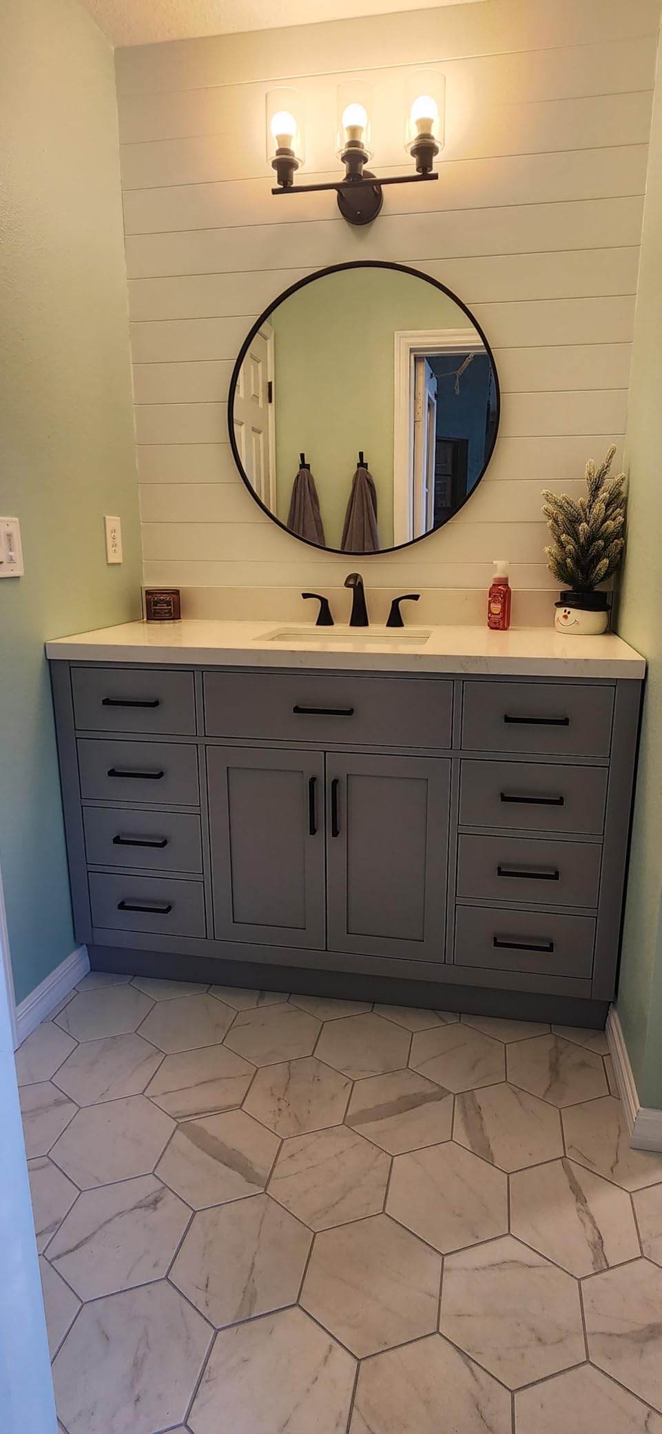 USHOWER Black Round Bathroom Mirror – 24 Inch Metal Frame